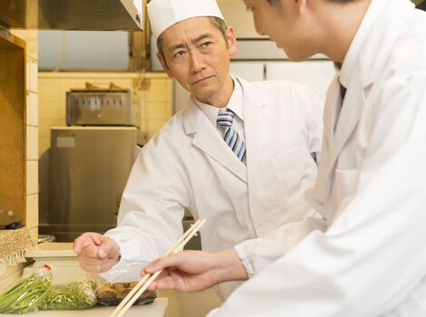 指導する先輩スタッフ